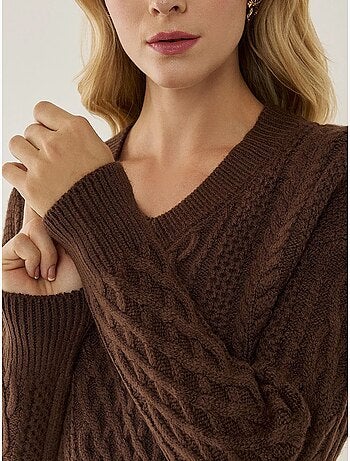 Pull en tricot à tresses et col en V