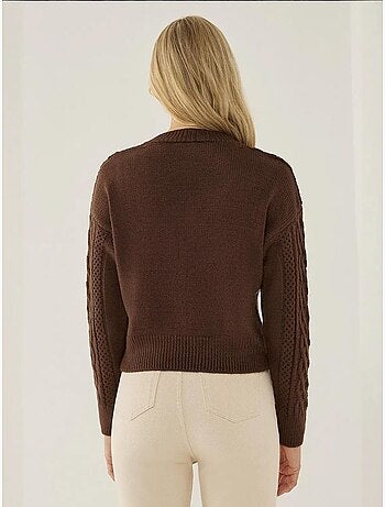 Pull en tricot à tresses et col en V