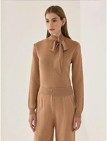 Pull en tricot avec nœud détaillé
