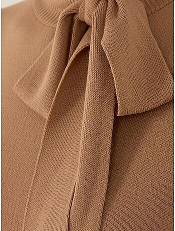 Pull en tricot avec nœud détaillé