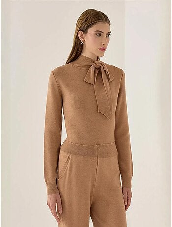 Pull en tricot avec nœud détaillé