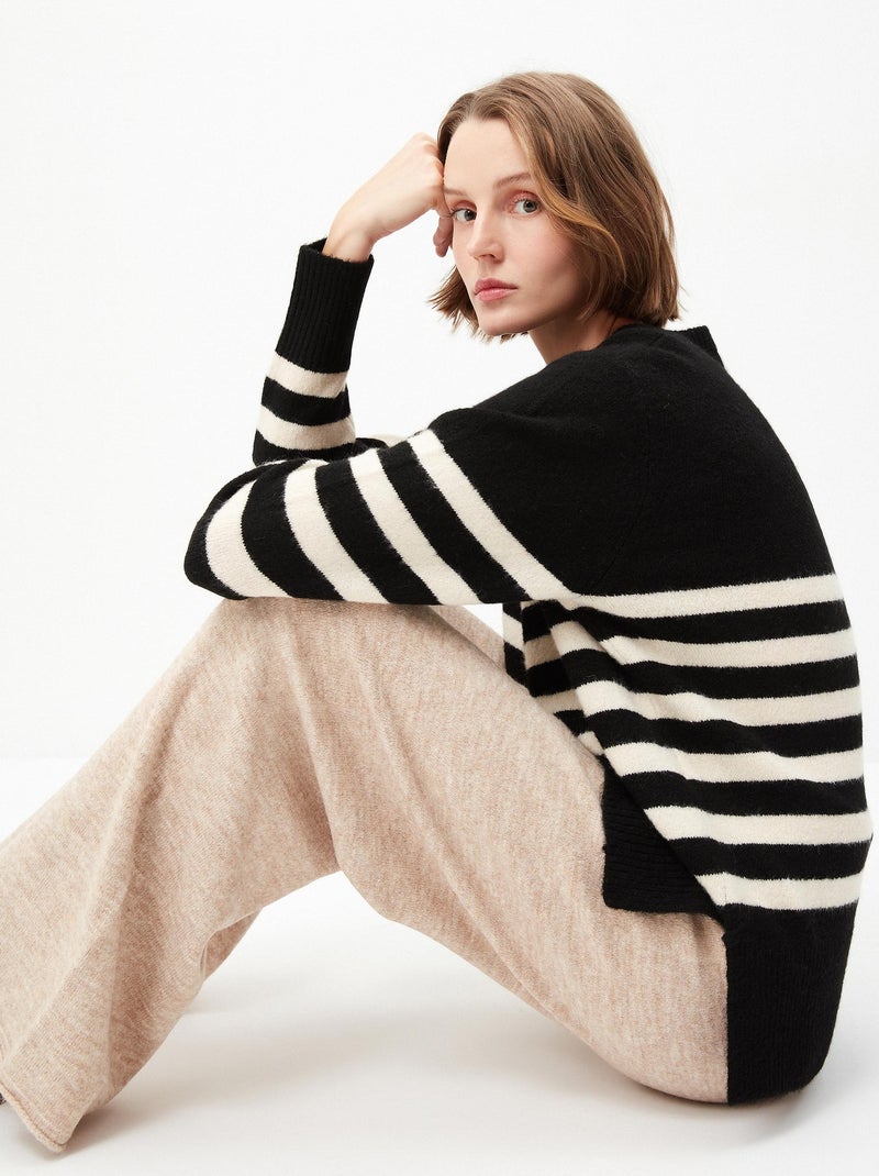 Pull en tricot rayé à col en V Noir - Kiabi