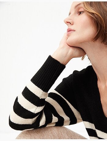 Pull en tricot rayé à col en V