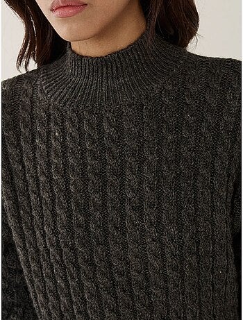 Pull en tricot tressé