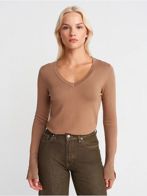 Pull femme en maille à col v avec fente dilvin - Kiabi Pull femme en maille à col v avec fente dilvin - Kiabi