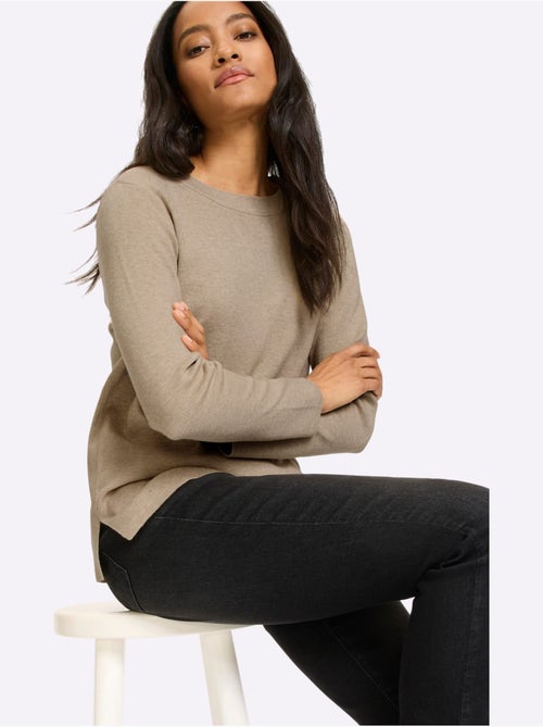 Pull Fentes Tendance à L'ourlet - Taille Standard - Helline - Kiabi Pull Fentes Tendance à L'ourlet - Taille Standard - Helline - Kiabi