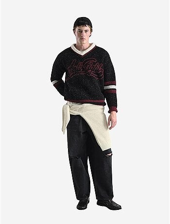 Pull giesto comfort fit en maille épaisse à col en v avec imprimé devise