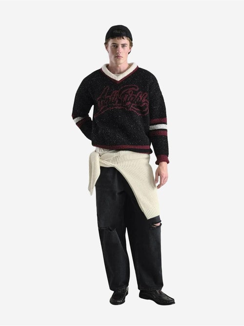 Pull giesto comfort fit en maille épaisse à col en v avec imprimé devise - Kiabi Pull giesto comfort fit en maille épaisse à col en v avec imprimé devise - Kiabi