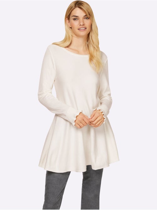 Pull long légèrement évasé encolure ronde et manches longues tricot fin - Taille standard - Helline - Kiabi Pull long légèrement évasé encolure ronde et manches longues tricot fin - Taille standard - Helline - Kiabi