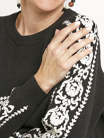Pull maille épaisse broderies manches