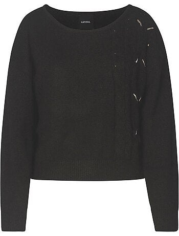 Pull noir uni avec une coupe droite un col rond large et à bijoux sur le flanc