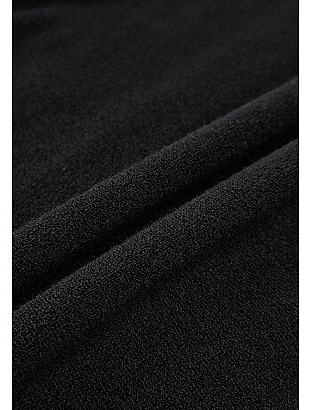 Pull noir uni avec une coupe près du corps un col montant et des épaulettes