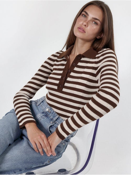 Pull rayé en maille côtelée à col polo et boutons - Kiabi Pull rayé en maille côtelée à col polo et boutons - Kiabi