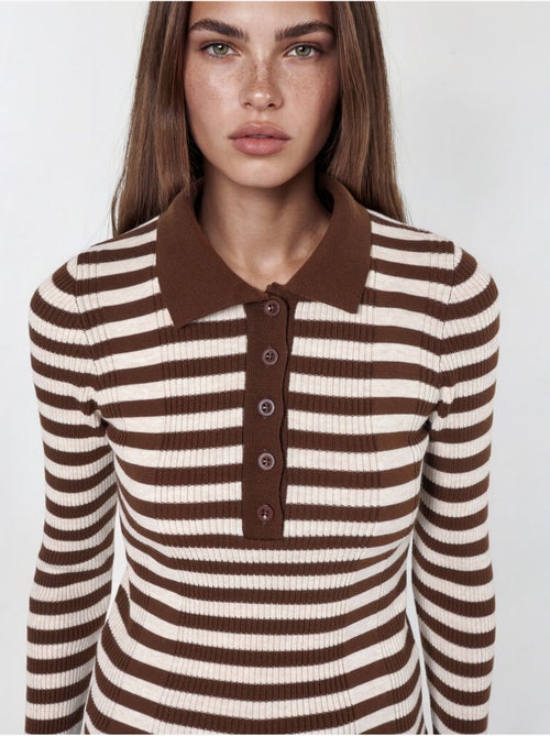 Pull rayé en maille côtelée à col polo et boutons - Kiabi Pull rayé en maille côtelée à col polo et boutons - Kiabi
