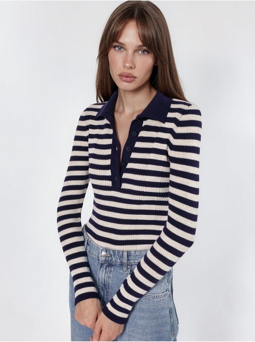 Pull rayé en maille côtelée à col polo et boutons - Kiabi Pull rayé en maille côtelée à col polo et boutons - Kiabi