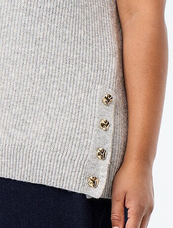 Pull sans manches avec bijoux fantaisies dorés