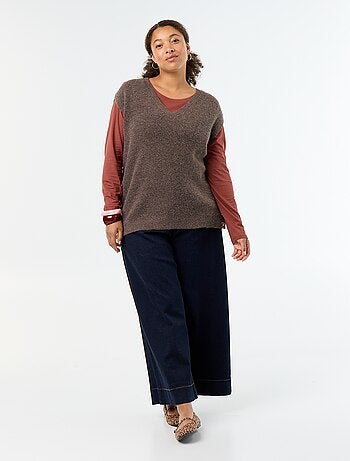 Pull sans manches avec bijoux fantaisies dorés