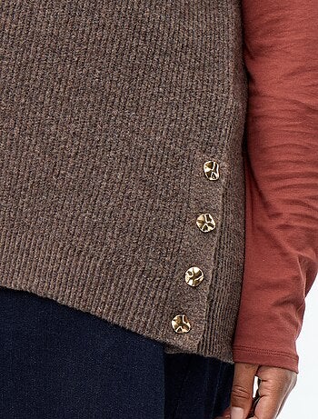 Pull sans manches avec bijoux fantaisies dorés
