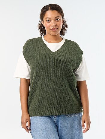 Pull sans manches avec bijoux fantaisies dorés