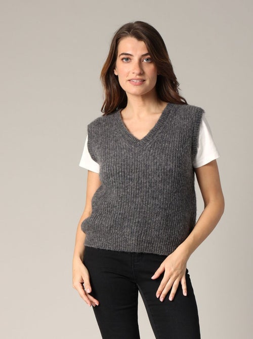 Pull sans manches en maille côtelée.
 'Deeluxe' - Kiabi