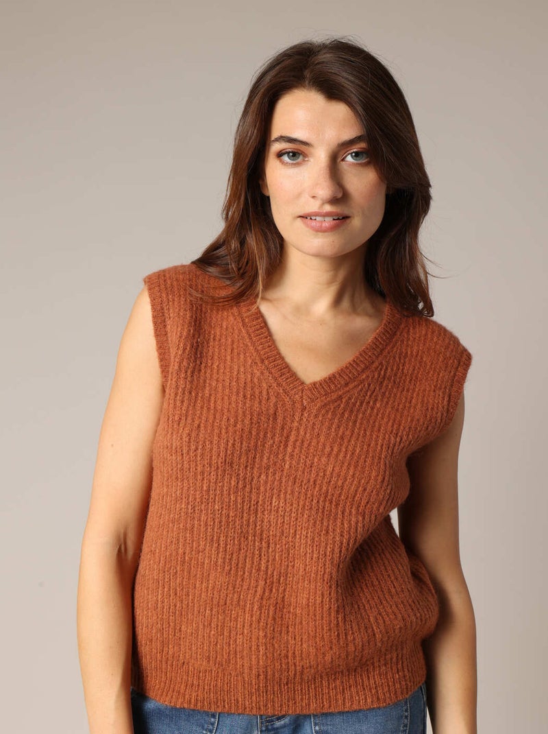 Pull sans manches en maille côtelée.
 'Deeluxe' Marron - Kiabi