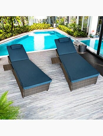 PUNTA CANA - Lot de 2 transats coussins beiges en résine tressée avec tablette latérale