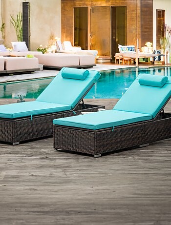 PUNTA CANA - Lot de 2 transats coussins bleus en résine tressée avec tablette latérale