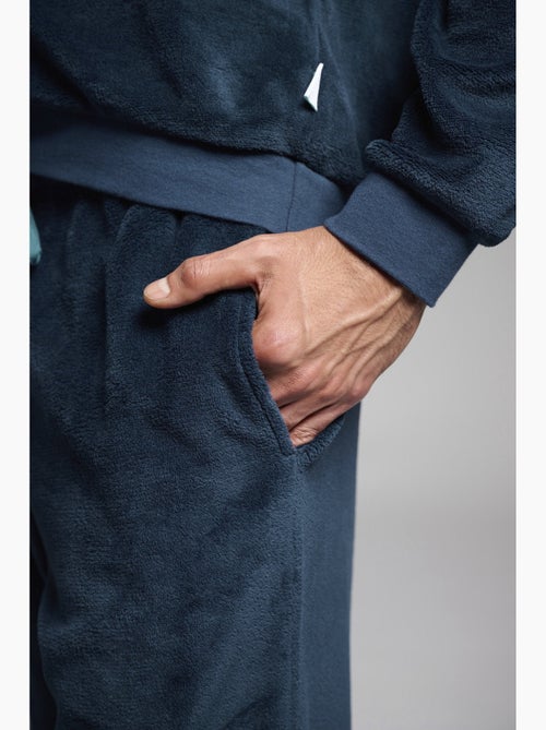 Pyjama long en polaire pour homme avec détails brodés - Kiabi Pyjama long en polaire pour homme avec détails brodés - Kiabi