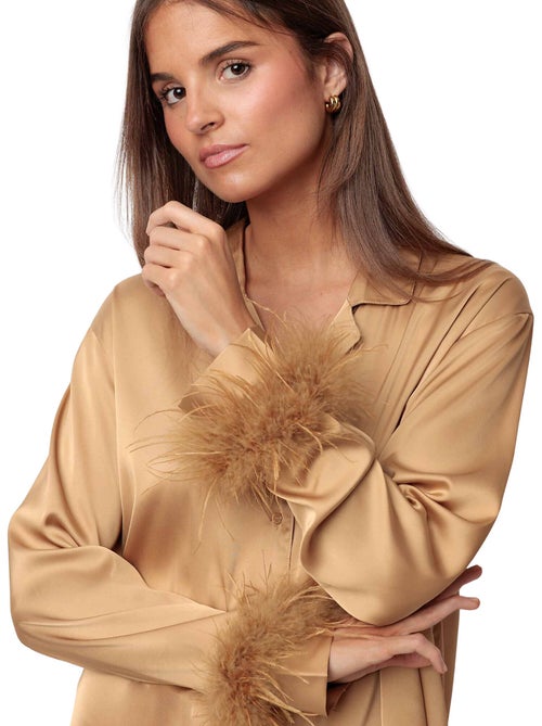Pyjama satin chemise et pantalon plumes amovibles Plumas Marabu Luxe - Kiabi Pyjama satin chemise et pantalon plumes amovibles Plumas Marabu Luxe - Kiabi