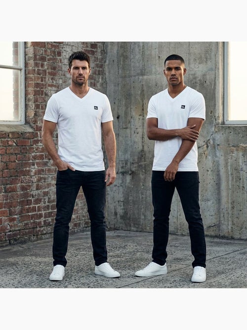 Quiksilver Pack de 2 T Shirts Homme 100% Coton Col Rond ou Col V - Kiabi Quiksilver Pack de 2 T Shirts Homme 100% Coton Col Rond ou Col V - Kiabi