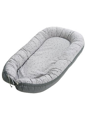 Product Offre à bébé un cocon lui permettant de retrouver des sensations qu'il avait dans le ventre de sa maman - Réducteur de lit évolutif de 'Tinéo' - Pur coton - Réversible, un côté imprimé 'étoiles' all over et 1 côté uni - Matelas en mousse ultra confort - Rebords ouatinés - Liens de serrage + scratch pour adapter à la taille de bébé - Dimension : 33 x 73 cmHabillement Bébé / Fille 0-36 mois / Puériculture / Pour dormir Standard KIABI