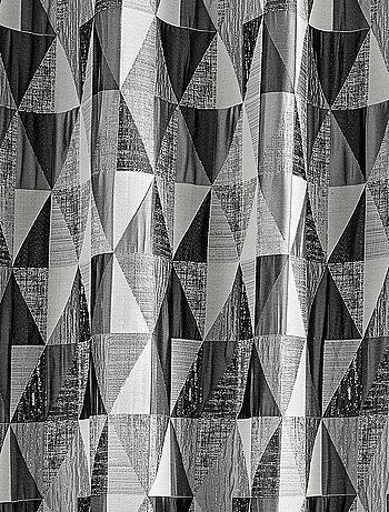 Rideau design à motifs triangulaires