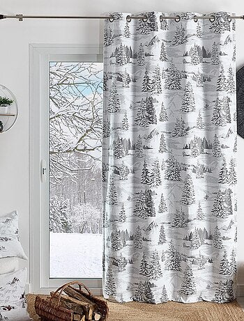 Rideau montagne sapins enneigés