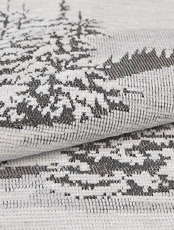 Rideau montagne sapins enneigés