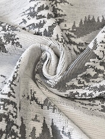 Rideau montagne sapins enneigés