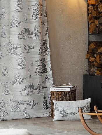 Rideau montagne sapins enneigés