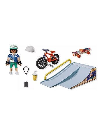 Rider avec rampe, skate et BMX