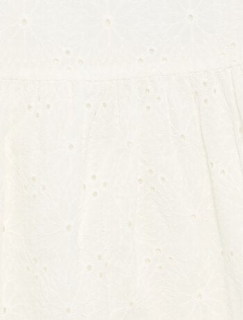Robe à bretelles et broderies anglaises