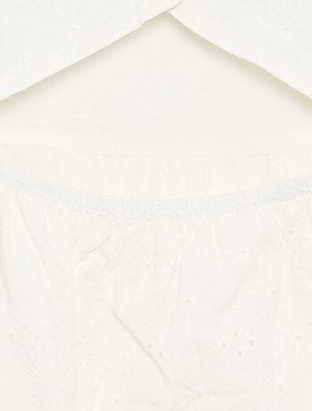 Robe à bretelles et broderies anglaises