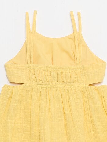 Robe à fines bretelles non réglables + fentes sur les côtés