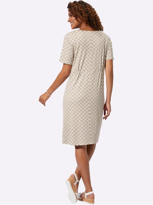 Robe à imprimé géométrique en jersey avec poches et manches courtes - Taille standard - Witt - Kiabi Robe à imprimé géométrique en jersey avec poches et manches courtes - Taille standard - Witt - Kiabi