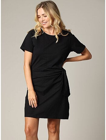 Robe à manches courtes et col rond avec nœud noué sur le côté 'Deeluxe'