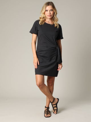 Robe à manches courtes et col rond avec nœud noué sur le côté 'Deeluxe'