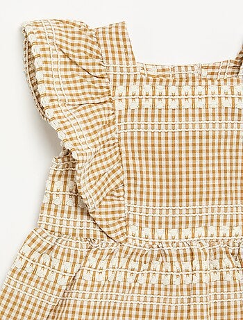Robe à volants et motif à carreaux