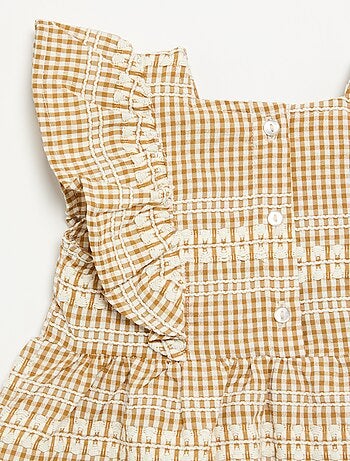 Robe à volants et motif à carreaux