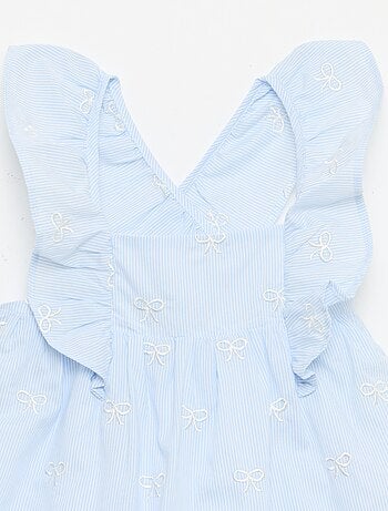 Robe avec bretelles volantées et broderies