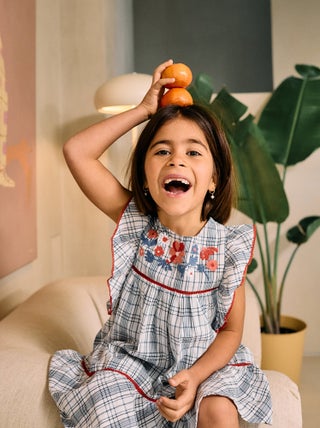 Robe avec Carreaux, Broderies et Volants