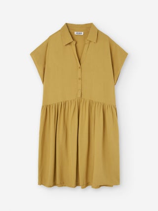 Robe avec des Boutons et des Fronces