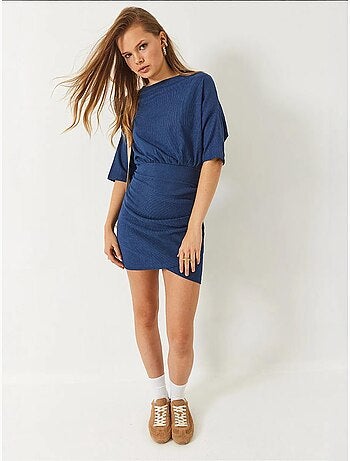 Robe basique bianco lucci avec taille élastique, manches chauve-souris et jupe à volants