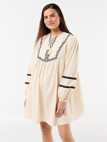 Robe bouffante de maternité avec broderies